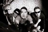 Beastie Boys in schwarz weiß mit Sonnenbrillen